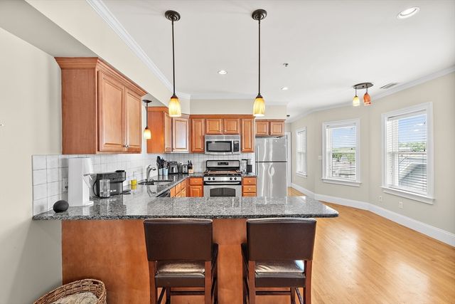 17 Robbins St 3-1, Waltham, MA 02453