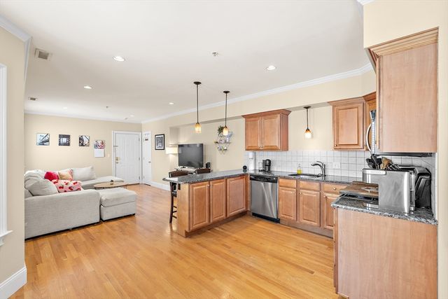 17 Robbins St 3-1, Waltham, MA 02453
