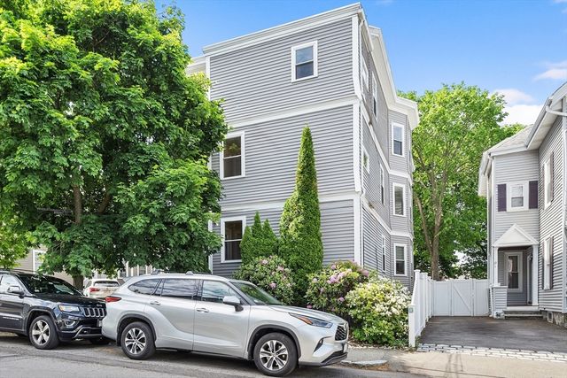 17 Robbins St 3-1, Waltham, MA 02453