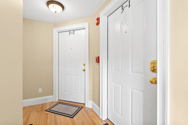 17 Robbins St 3-1, Waltham, MA 02453