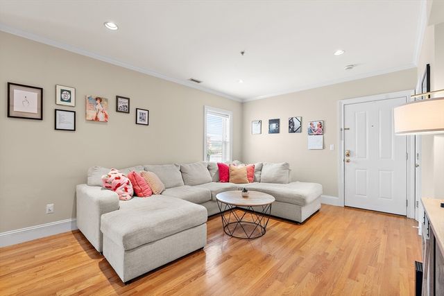 17 Robbins St 3-1, Waltham, MA 02453