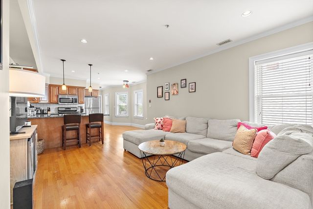 17 Robbins St 3-1, Waltham, MA 02453