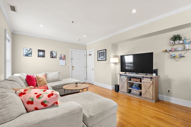 17 Robbins St 3-1, Waltham, MA 02453