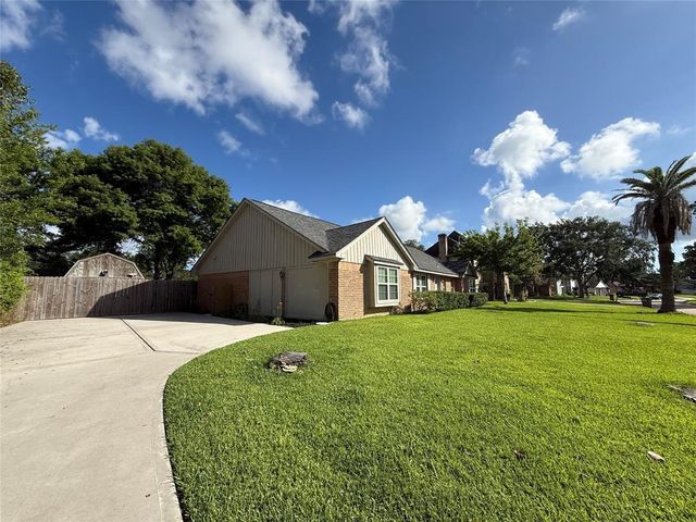 301 Old Bayou Drive, Dickinson, TX 77539