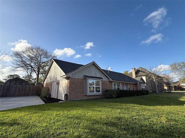 301 Old Bayou Drive, Dickinson, TX 77539