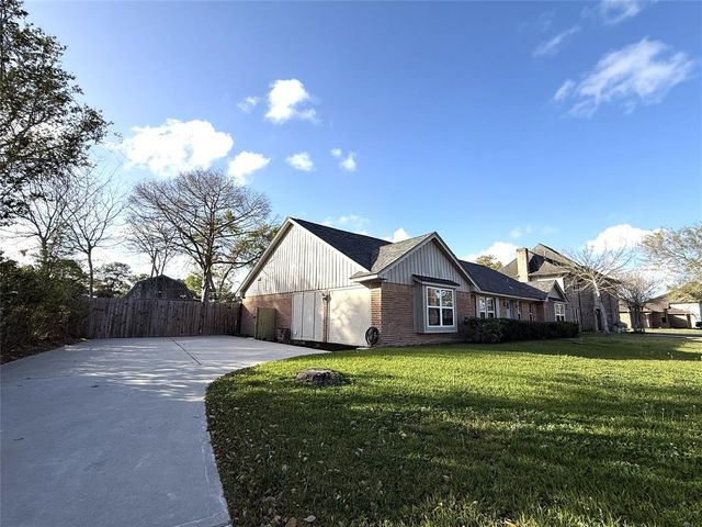 301 Old Bayou Drive, Dickinson, TX 77539
