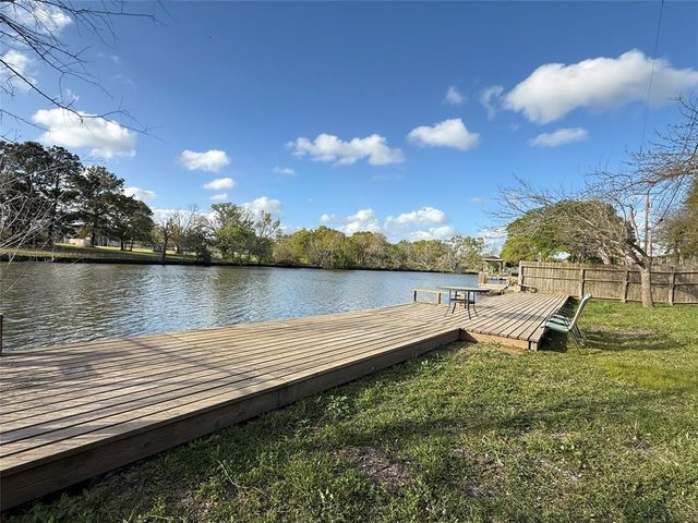 301 Old Bayou Drive, Dickinson, TX 77539