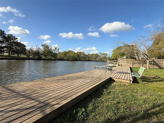 301 Old Bayou Drive, Dickinson, TX 77539
