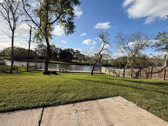 301 Old Bayou Drive, Dickinson, TX 77539