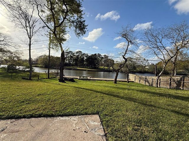 301 Old Bayou Drive, Dickinson, TX 77539