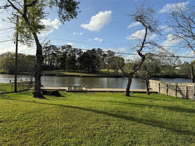 301 Old Bayou Drive, Dickinson, TX 77539