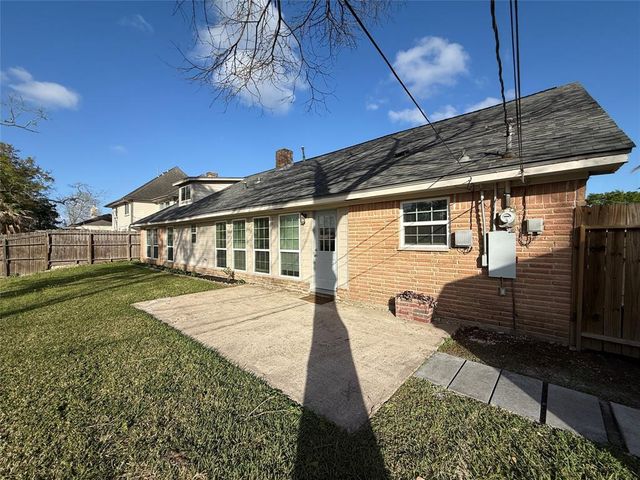 301 Old Bayou Drive, Dickinson, TX 77539