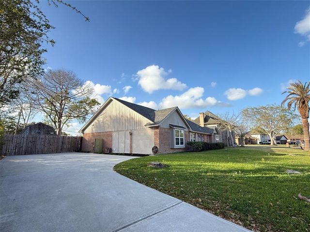 301 Old Bayou Drive, Dickinson, TX 77539