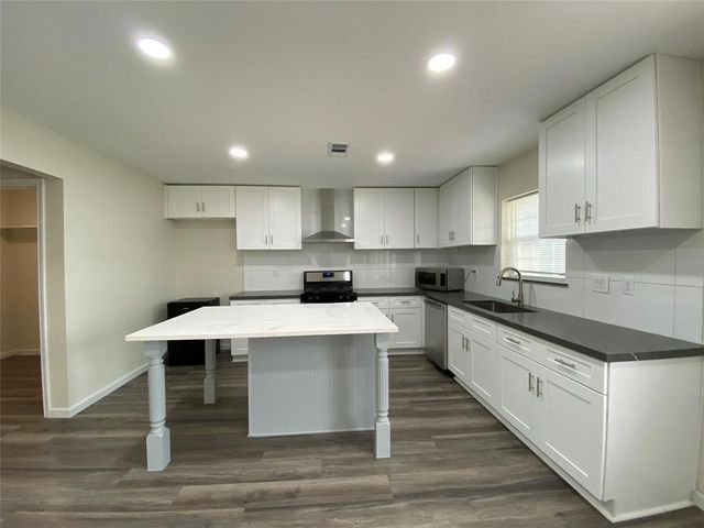 301 Old Bayou Drive, Dickinson, TX 77539