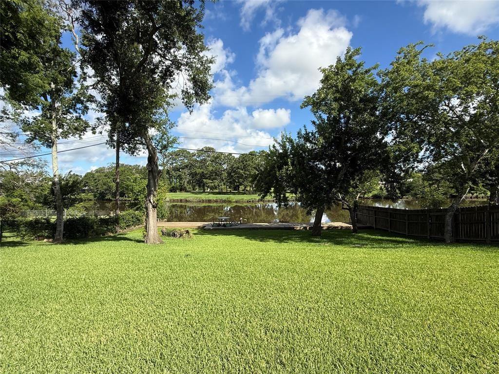301 Old Bayou Drive, Dickinson, TX 77539
