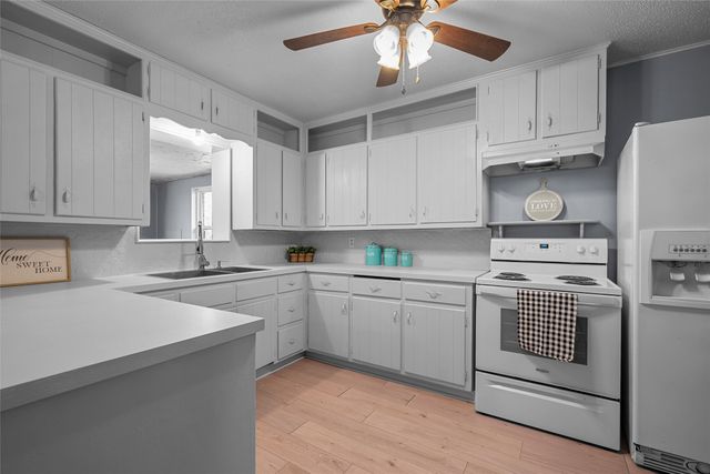 409 Greenleaf Drive, Lacy Lakeview, TX 76705