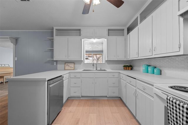 409 Greenleaf Drive, Lacy Lakeview, TX 76705