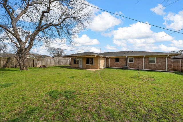 409 Greenleaf Drive, Lacy Lakeview, TX 76705