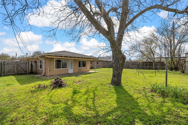 409 Greenleaf Drive, Lacy Lakeview, TX 76705