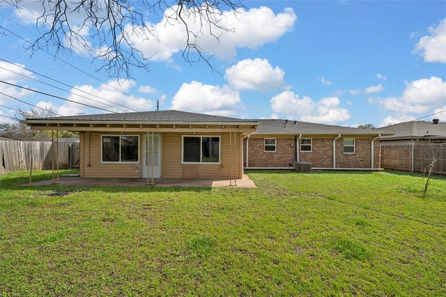 409 Greenleaf Drive, Lacy Lakeview, TX 76705