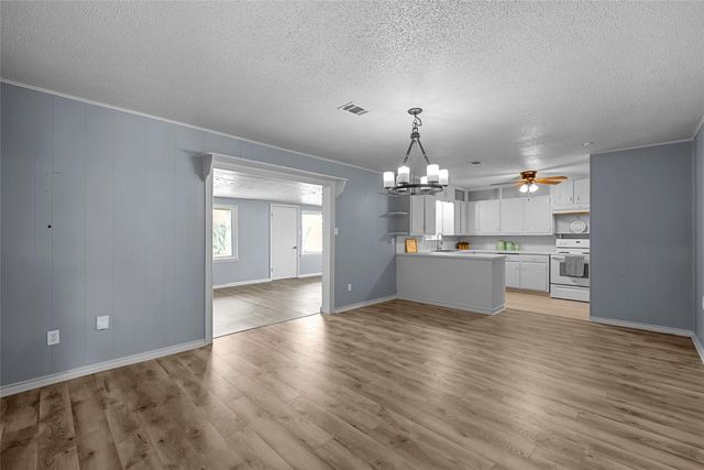 409 Greenleaf Drive, Lacy Lakeview, TX 76705