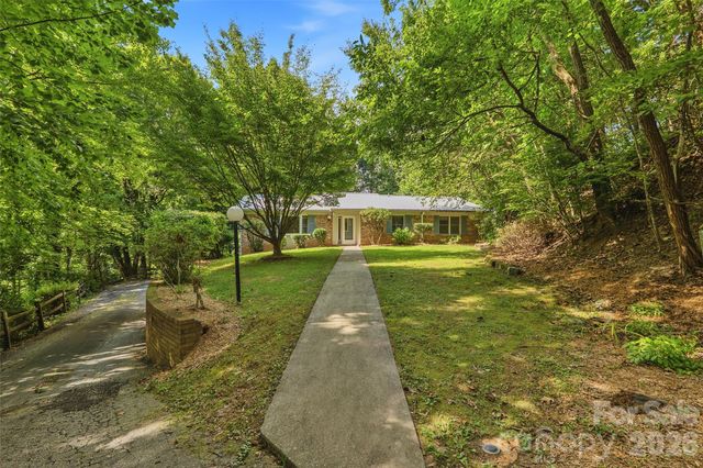 709 Forest Ridge Drive, Hendersonville, NC 28791