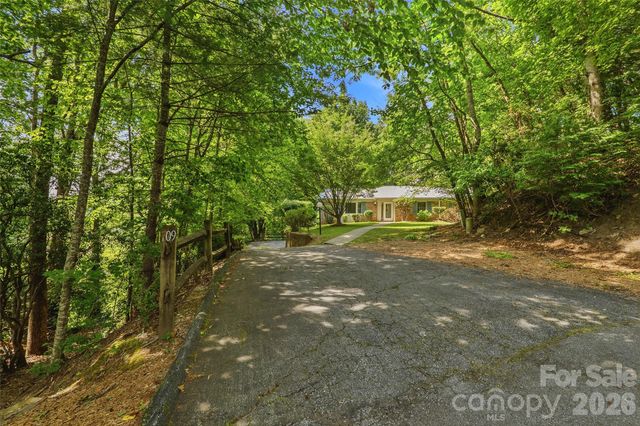 709 Forest Ridge Drive, Hendersonville, NC 28791