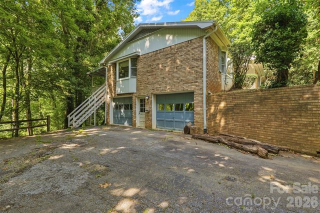 709 Forest Ridge Drive, Hendersonville, NC 28791
