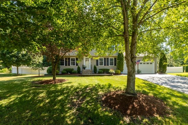 13 Candlewood Dr, Medway, MA 02053