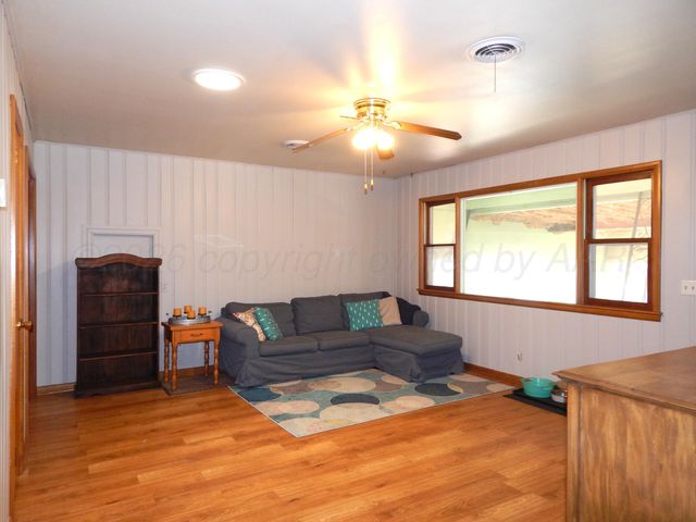 519 Third Street, Mclean, TX 79057