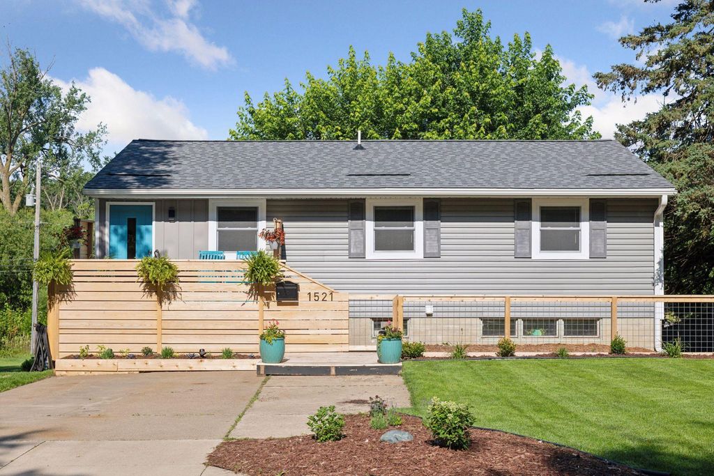 1521 Gettysburg Avenue N, Golden Valley, MN 55427