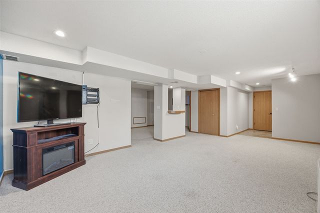 818 High Point Drive SW, Cedar Rapids, IA 52404