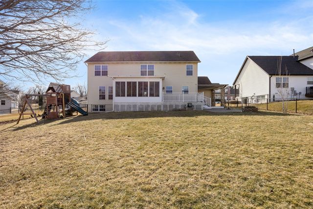 818 High Point Drive SW, Cedar Rapids, IA 52404