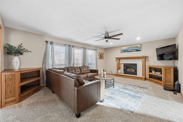 818 High Point Drive SW, Cedar Rapids, IA 52404