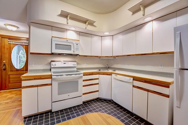 151 Lafayette Rd Apt 1, Portsmouth, NH 03801