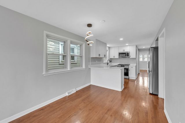 5631 W 64th Place, Chicago, IL 60638