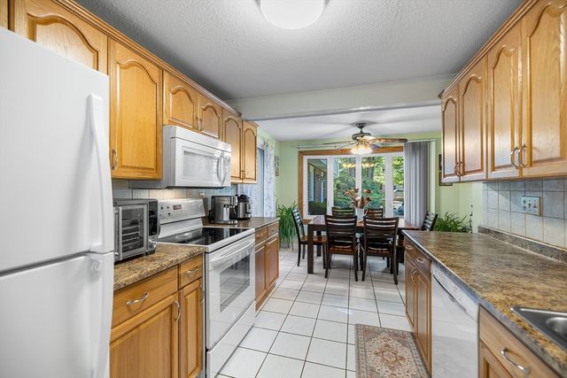 11 Hilltop Ln 11, Easton, MA 02375