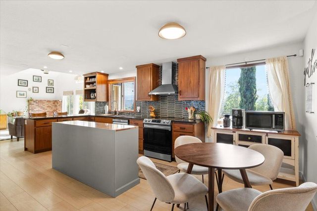 956 NE Beacon Drive, Grants Pass, OR 97526