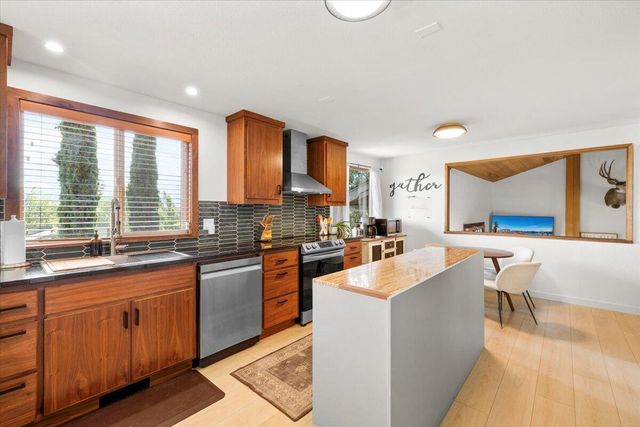 956 NE Beacon Drive, Grants Pass, OR 97526