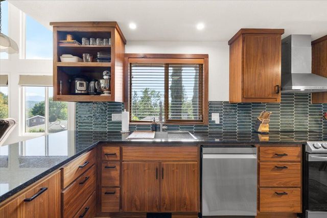 956 NE Beacon Drive, Grants Pass, OR 97526