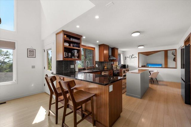 956 NE Beacon Drive, Grants Pass, OR 97526