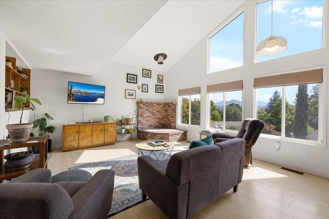 956 NE Beacon Drive, Grants Pass, OR 97526