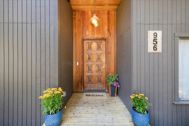 956 NE Beacon Drive, Grants Pass, OR 97526