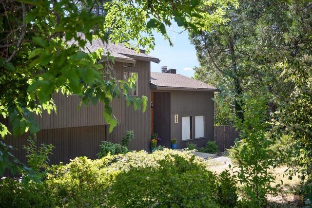 956 NE Beacon Drive, Grants Pass, OR 97526