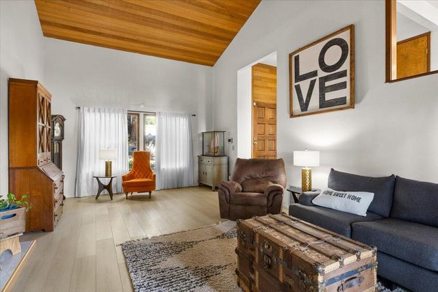 956 NE Beacon Drive, Grants Pass, OR 97526