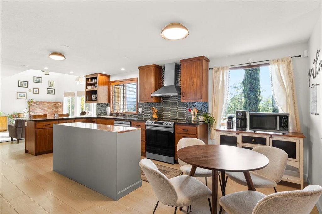 956 NE Beacon Drive, Grants Pass, OR 97526