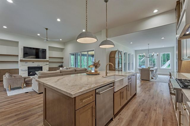 8616 Grand Lake Estates Drive, Montgomery, TX 77316