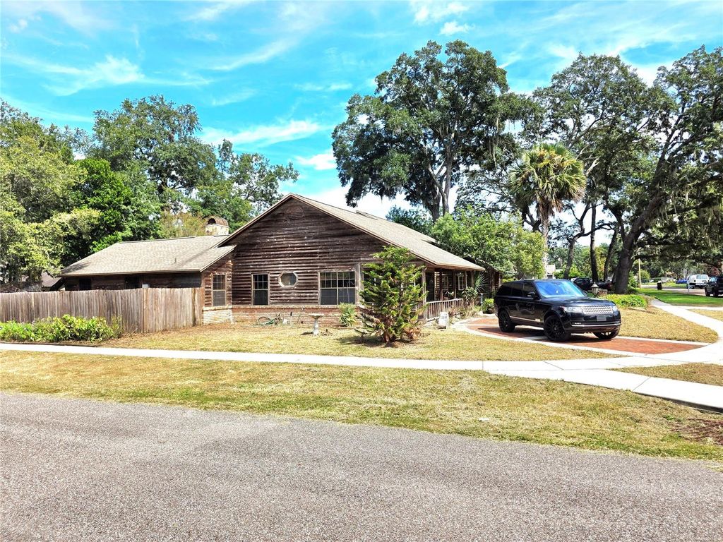 Image 13 of property listing at 4231 TALL TREE DRIVE, Orlando, FL 32810