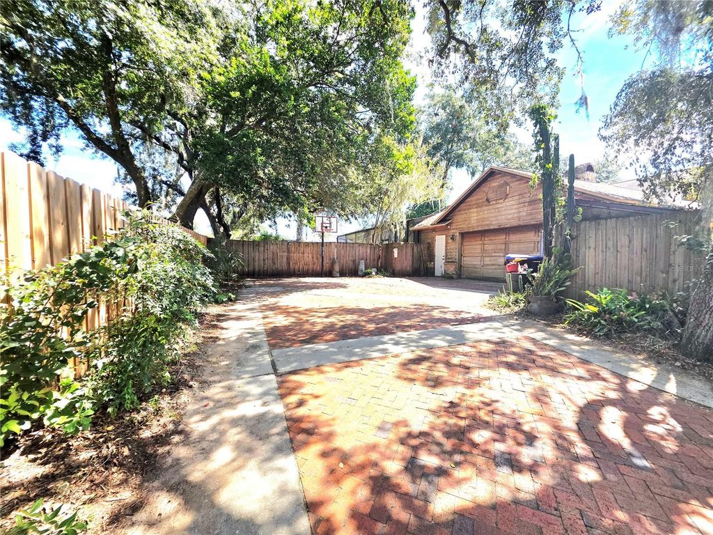 Image 17 of property listing at 4231 TALL TREE DRIVE, Orlando, FL 32810