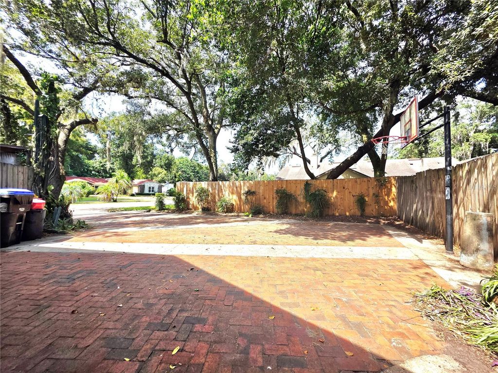 Image 18 of property listing at 4231 TALL TREE DRIVE, Orlando, FL 32810